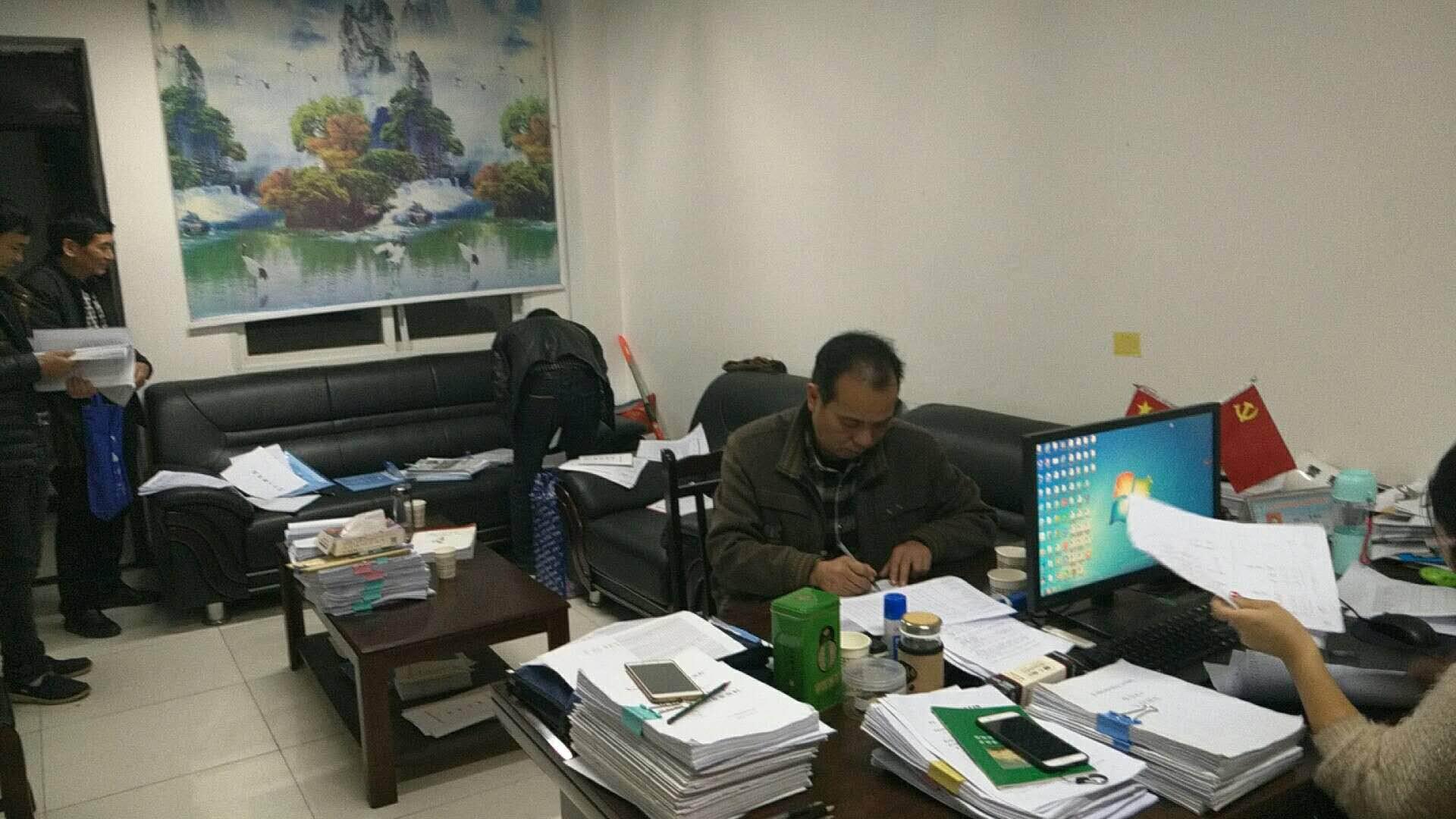 致敬英雄，45岁民警办案殉职的崇高精神