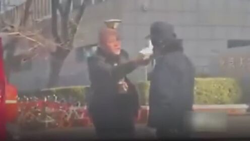 嚣张男子乱停车打保安，无视规则，暴力行为应受严惩