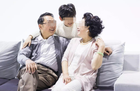 跨越世代的关怀，90后如何成为61位老人的暖心妈妈