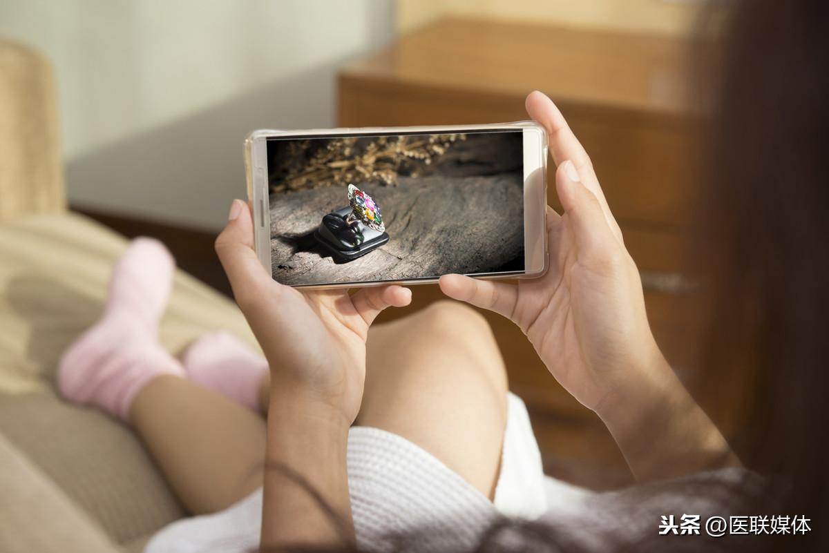 青光眼日，关灯玩手机小心会致盲