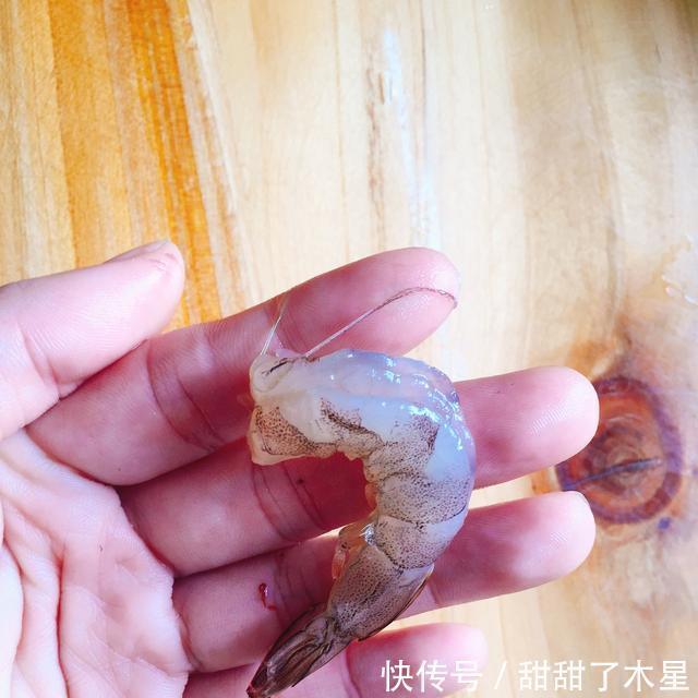 活虾塞进体内，探索一种独特的体验