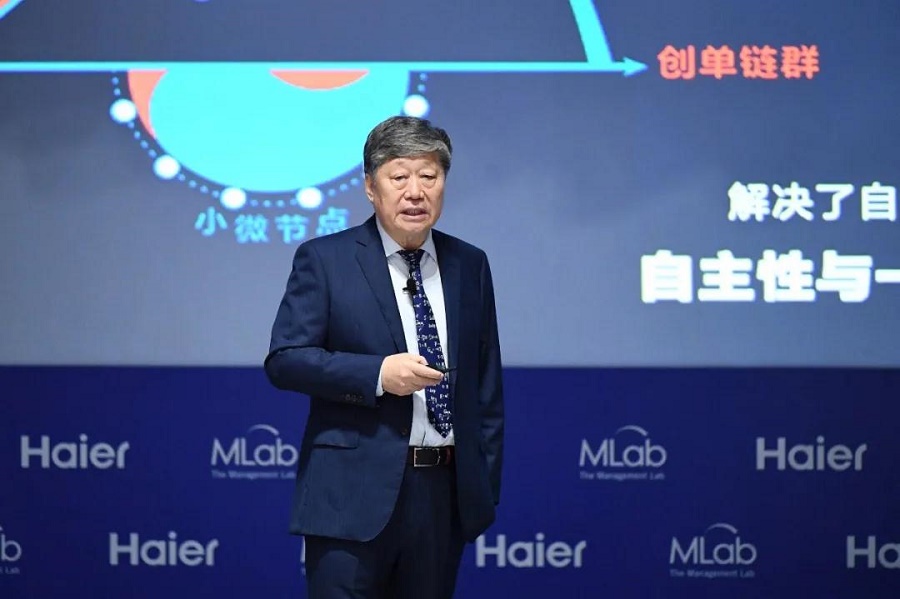 海尔总裁被追着采访急得飙山东话，一幕展现企业领袖真实面貌的生动场景