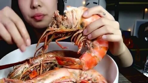 女子神奇剥虾术，秒速剥壳，惊艳众人