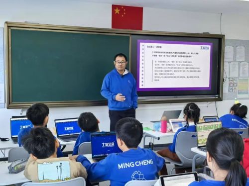 北京中小学开启AI课程，引领科技教育新潮流