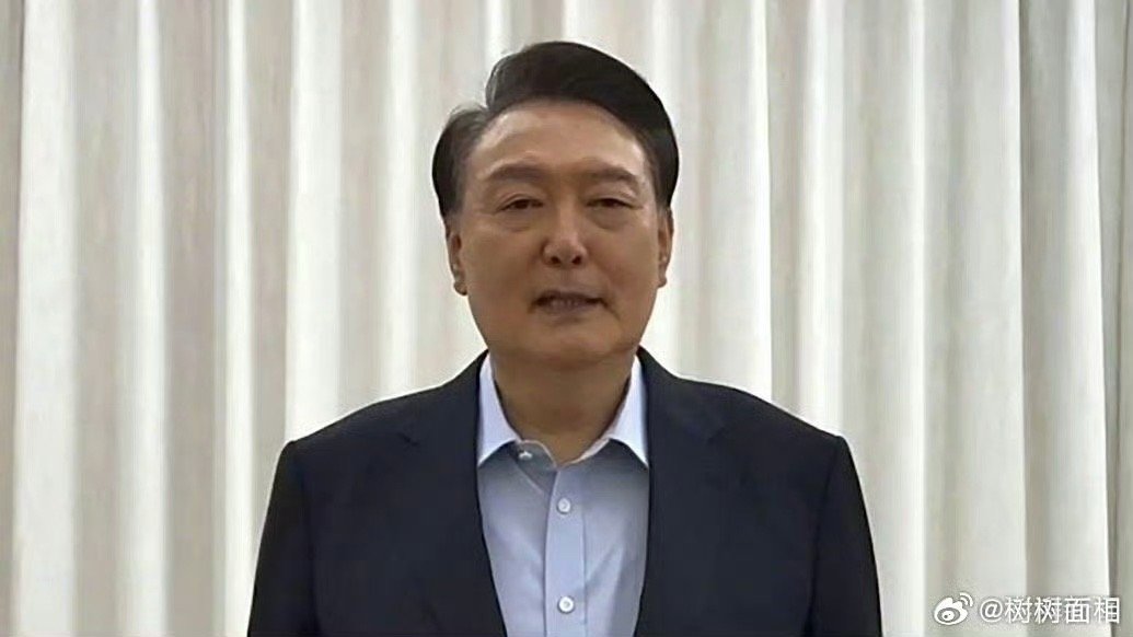 尹锡悦获释现场，大步走出拘留所