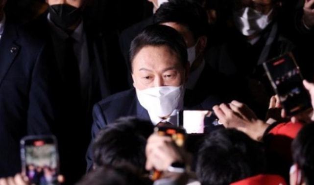 尹锡悦获释现场，大步走出拘留所