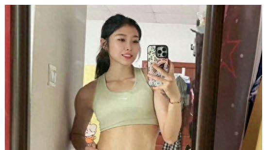 吴艳妮60米栏8秒16再夺冠，一骑绝尘的赛场新星闪耀