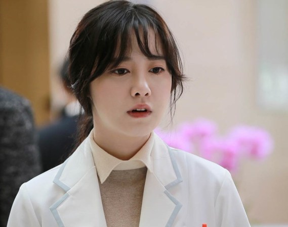 辛芷蕾新剧秒变高冷医生，演技炸裂，魅力无限