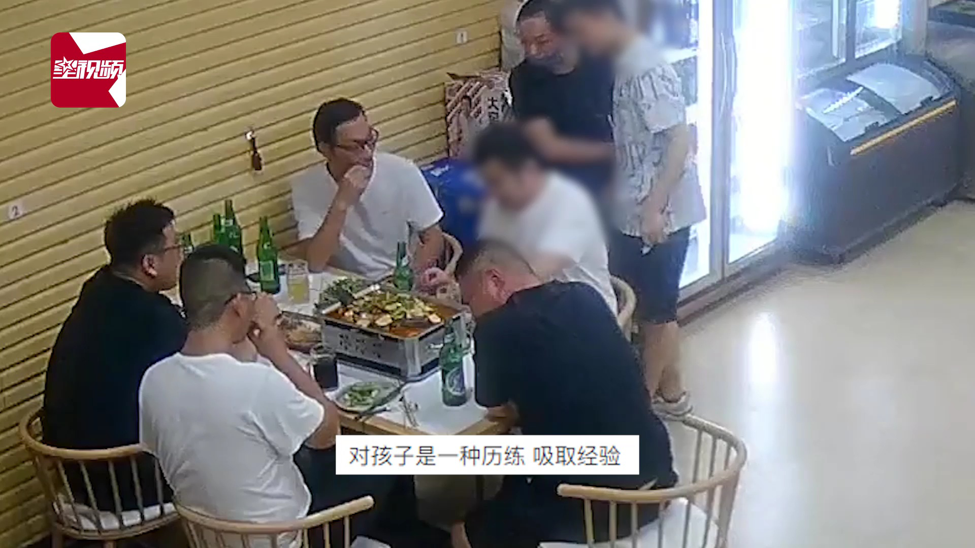 老板送菜后意外得知食客救了自己儿子的感人瞬间