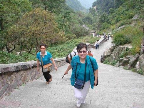 爬泰山的夫妻，共赴高峰的浪漫之旅