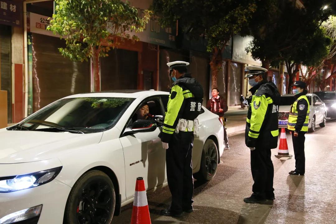 丈夫醉驾被捕获，妻子酒驾赶来支援也被查——危险的夜晚，法律不容情
