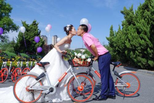 绿色浪漫，新郎自行车迎娶新娘的独特婚礼