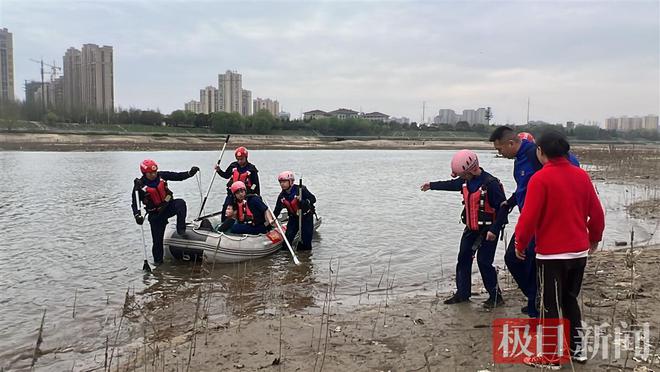 湖北15岁男孩英勇救落水者事迹