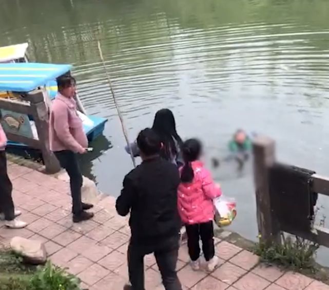 湖北15岁男孩英勇救落水者事迹