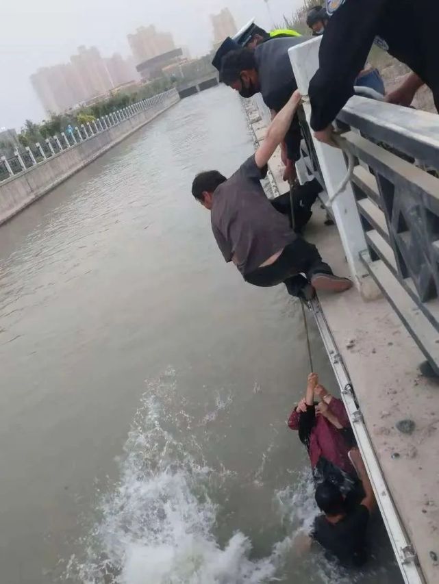 老人跳河救人，英勇之举，感动人心