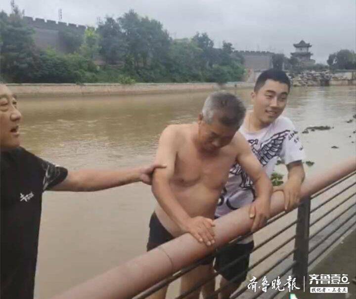 老人跳河救人，英勇之举，感动人心