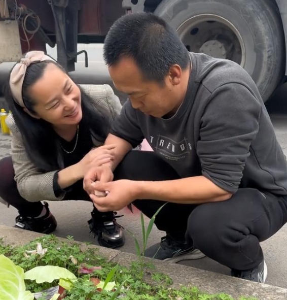 偏瘫妻子去世一年后男子谈对象遭遇网暴，人间冷暖下的勇敢再启