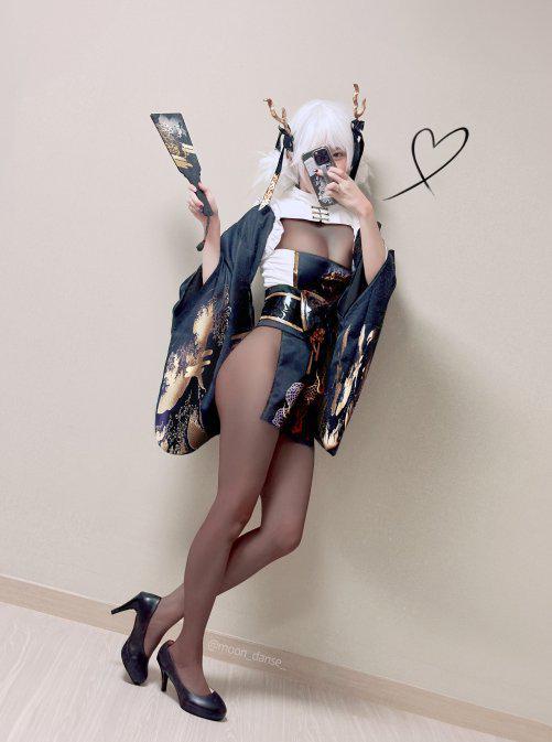 美女画师将自己的独特世界绘入画布