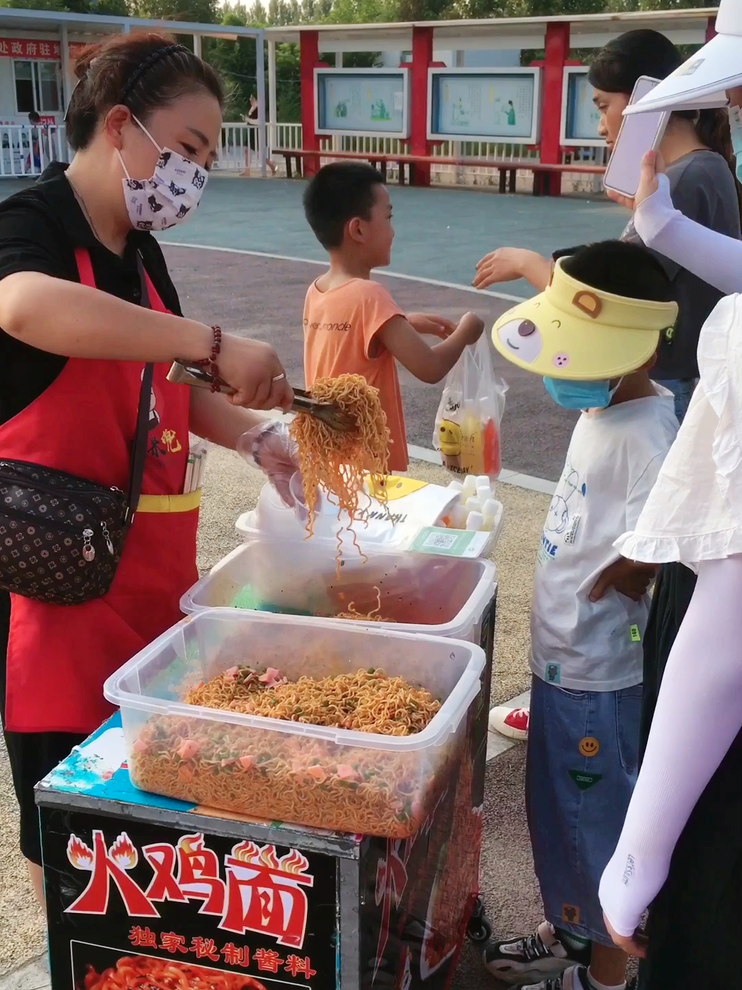 老师校门口卖火鸡面，一段跨越教育与美食的奇妙缘分