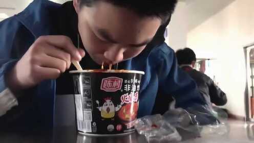 老师校门口卖火鸡面，一段跨越教育与美食的奇妙缘分
