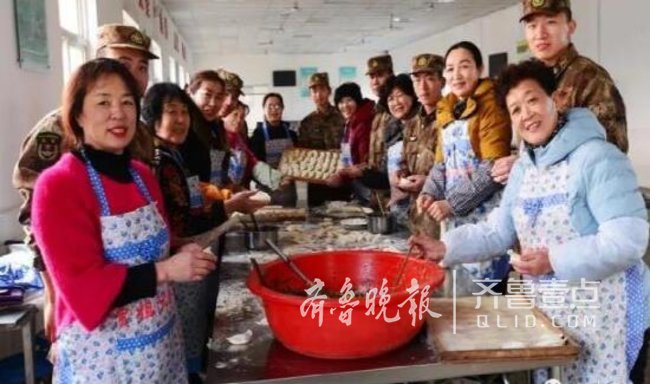 母爱包裹饺子香，母亲包饺子送儿入伍