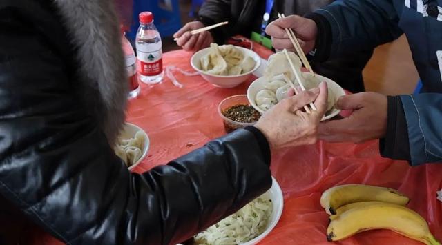 母爱包裹饺子香，母亲包饺子送儿入伍