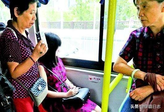 母爱至上，男孩展现礼仪之美——母子就餐让座瞬间