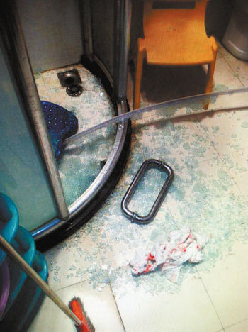 女子洗澡时遭遇玻璃门自爆，安全与防范需引起重视