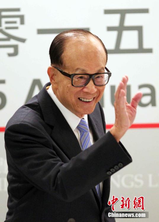 李嘉诚退位千日失香港首富，商业传奇的变迁