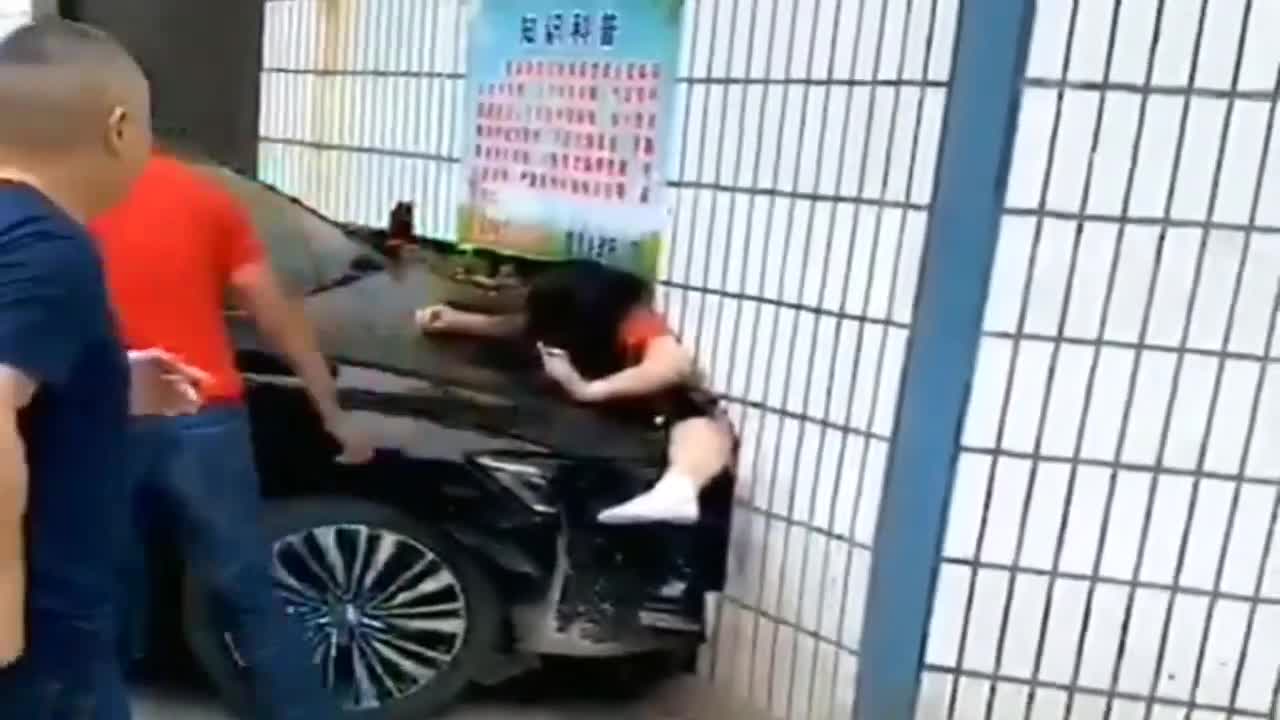 女子停车遭遇柱子困扰，一场突如其来的尴尬经历