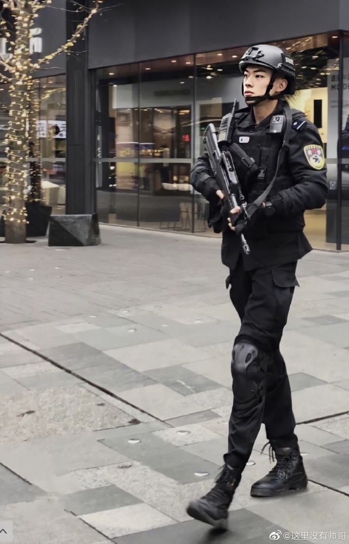 成都太古里女特警又美又飒——新时代女性的风采与力量
