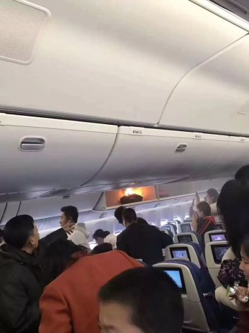 客机舱内行李架起火，危机应对与安全保障探讨