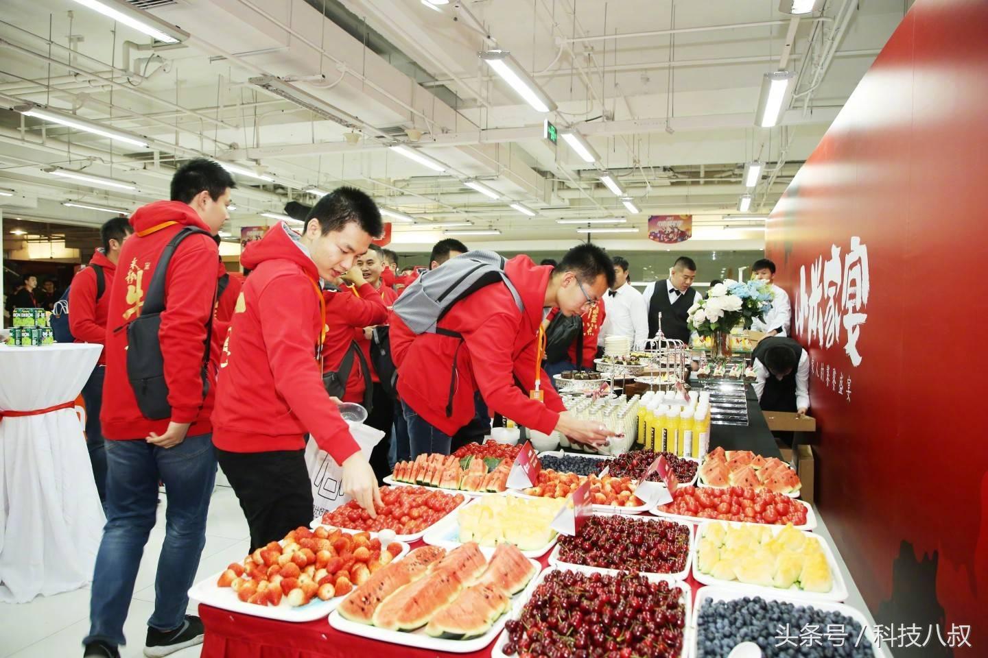 雷军展示6楼扔西瓜毫发无损，科技魅力与品质的见证