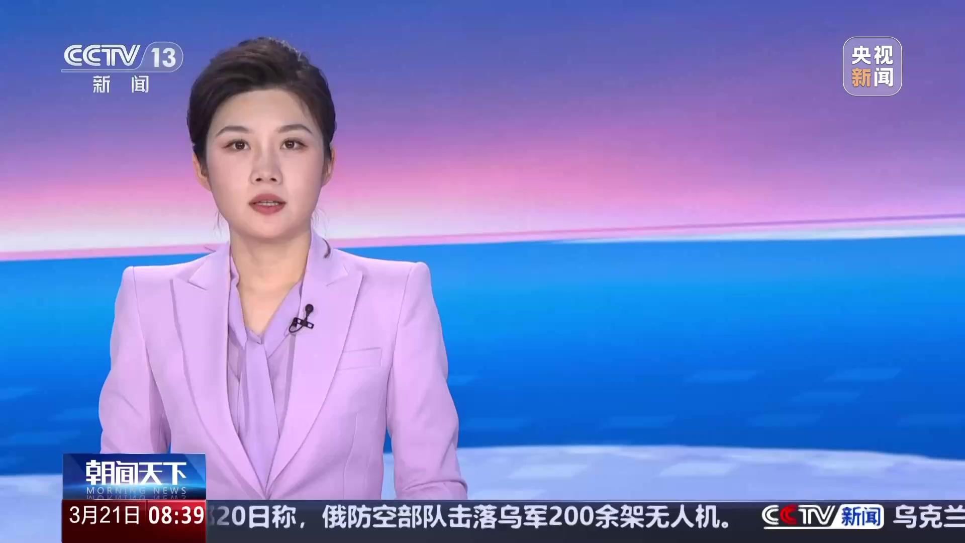 男子混入年会蹭吃蹭喝，意外领奖合影走红事件深度解析