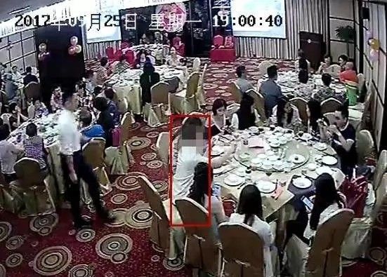 男子混入年会蹭吃蹭喝，意外领奖合影走红事件深度解析