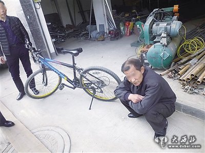大爷不顾车辆倒地直接拿走起落架，背后的故事引人深思