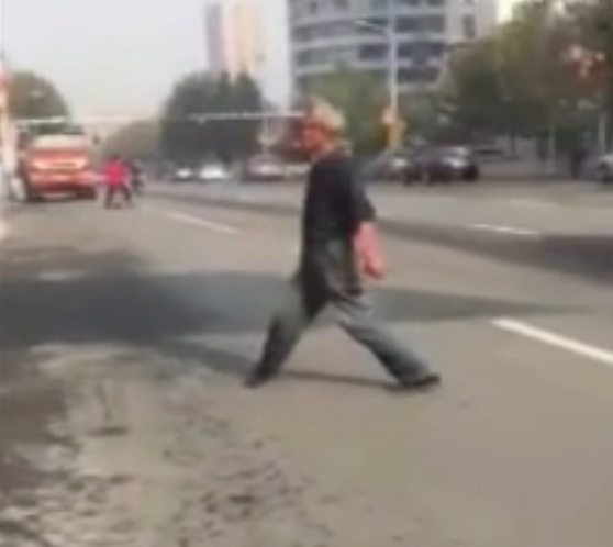 大爷不顾车辆倒地直接拿走起落架，背后的故事引人深思