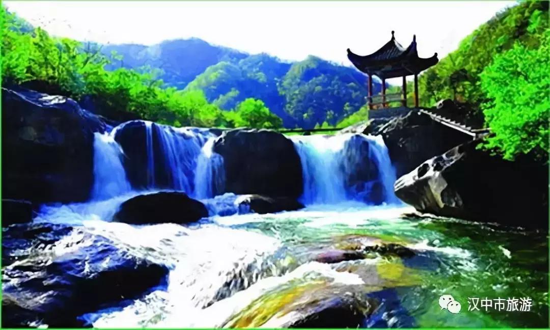 大巴车误闯神秘隧道，一场惊心动魄的探险之旅