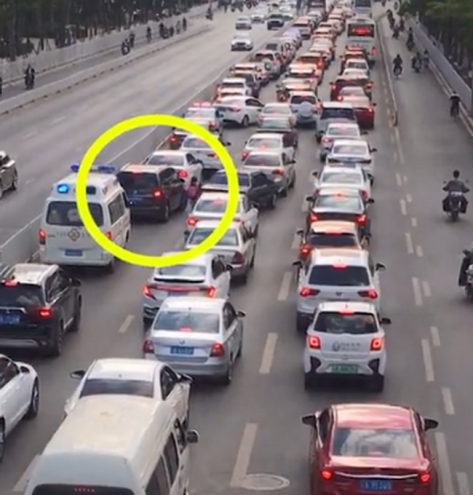 前车不让道，后车直接挤——城市道路的摩擦与挑战