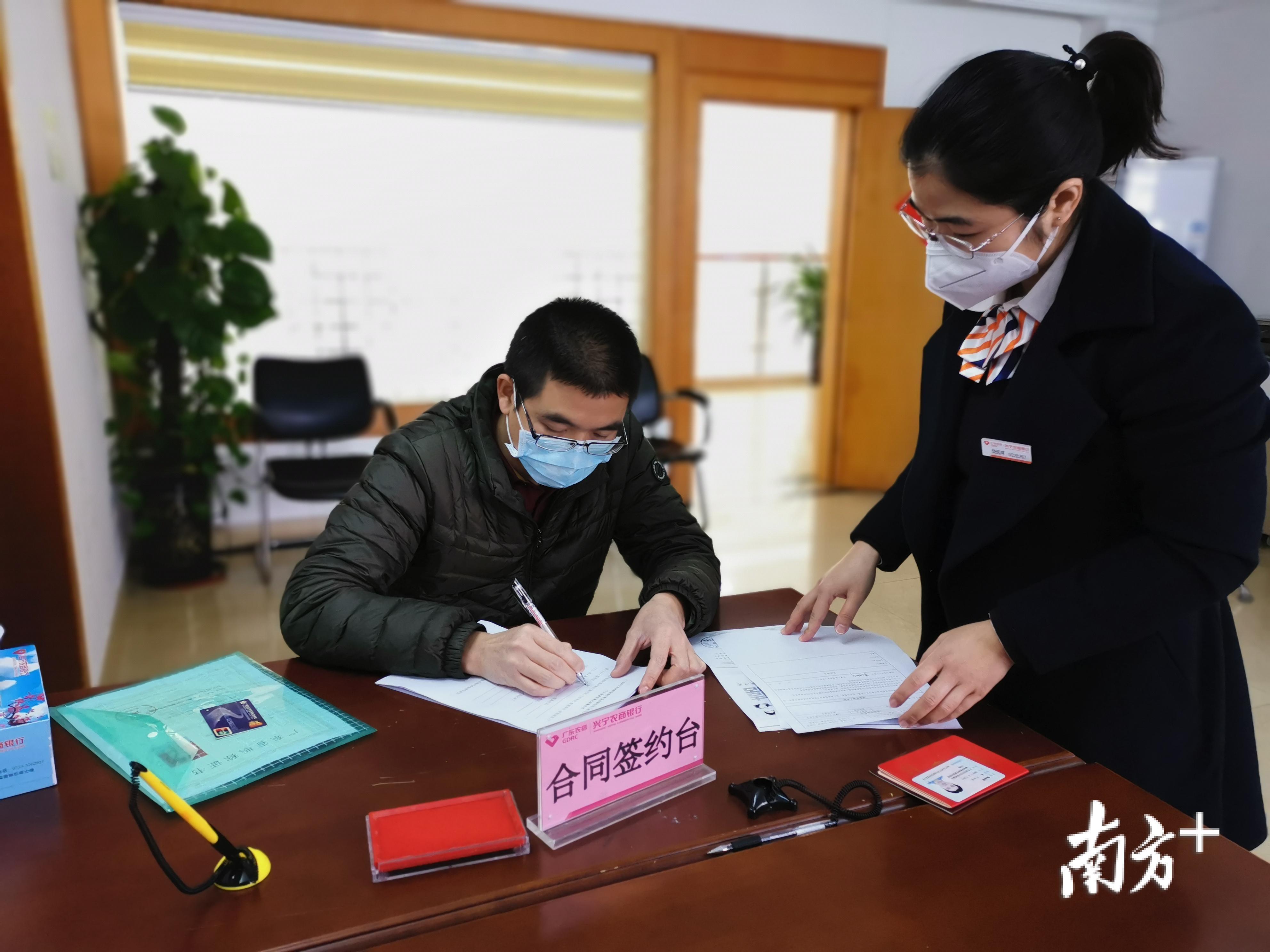 多家银行下调消费贷利率，背后的原因与影响分析