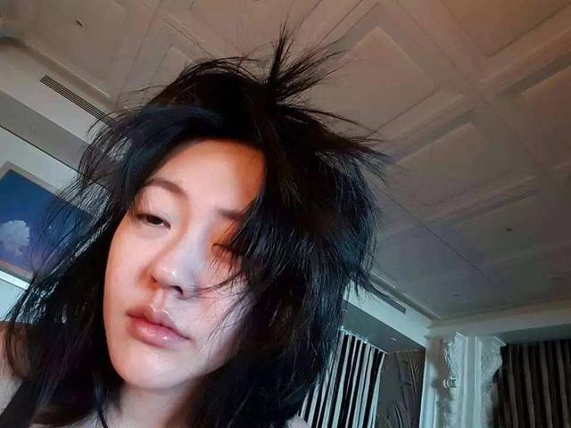小S摄影棚情绪崩溃照流出，探寻背后的故事