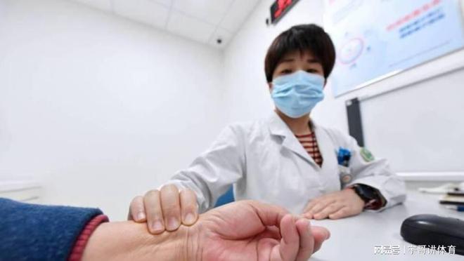 女中医把脉图片，传承与现代的交融