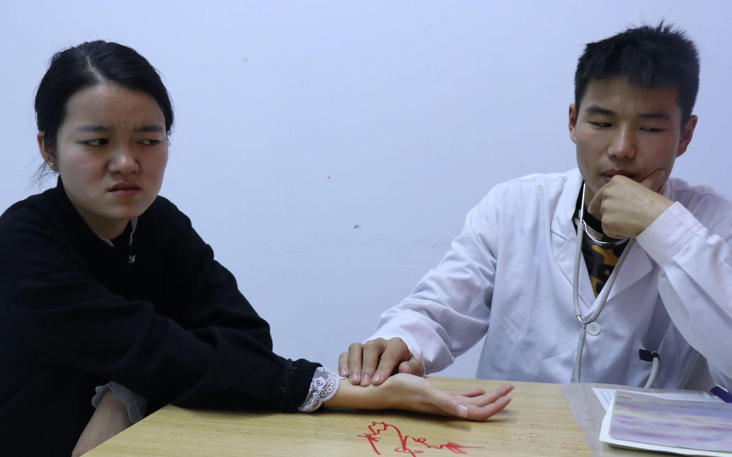 中医传承之光，那个把脉的女学生