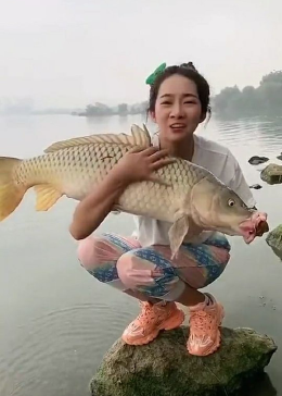 女子获赠十几斤重母鱼后暖心放生，传递爱与和谐的故事