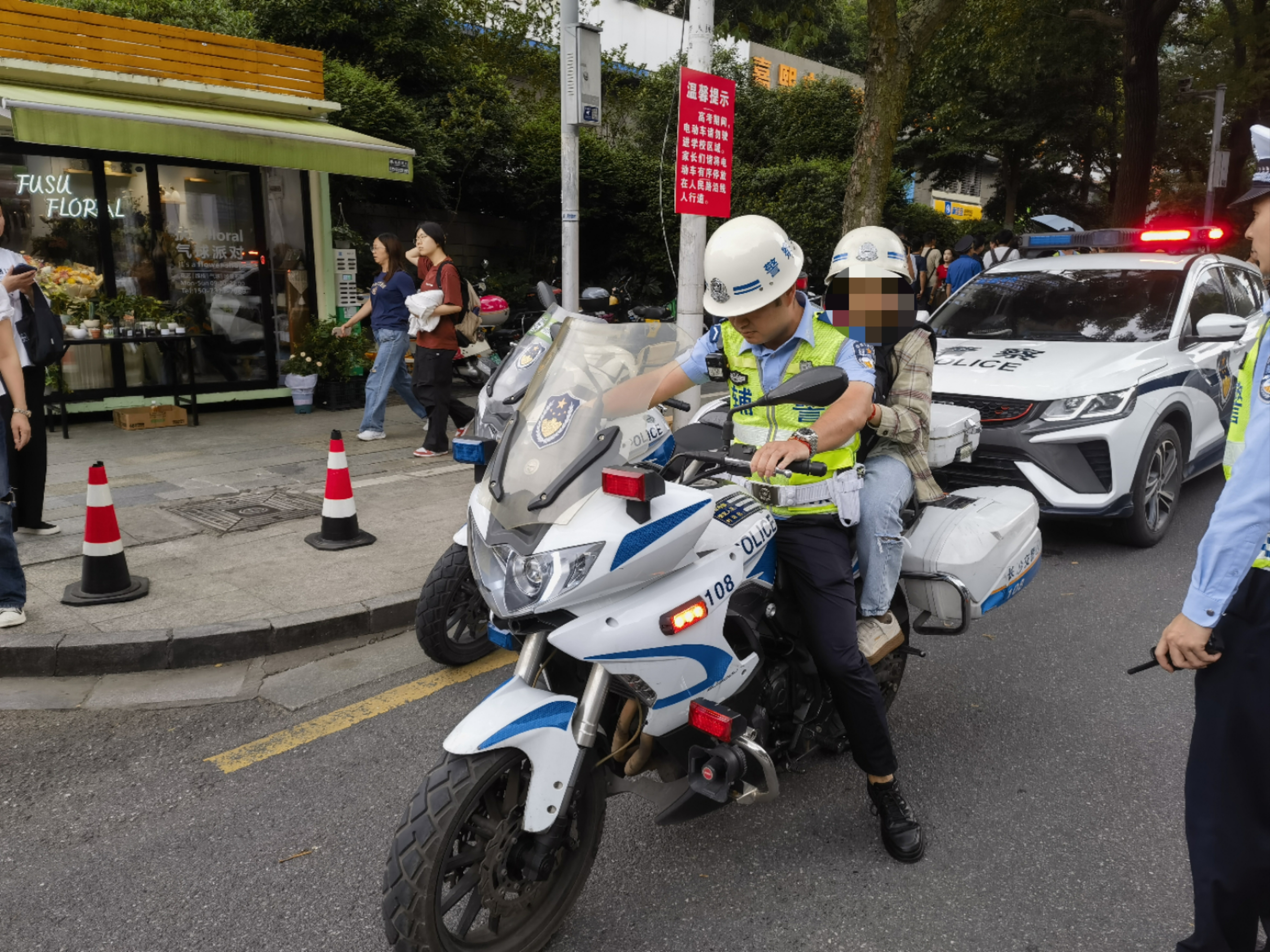 长沙街头现迷你交警，微观下的城市安全与温暖守护