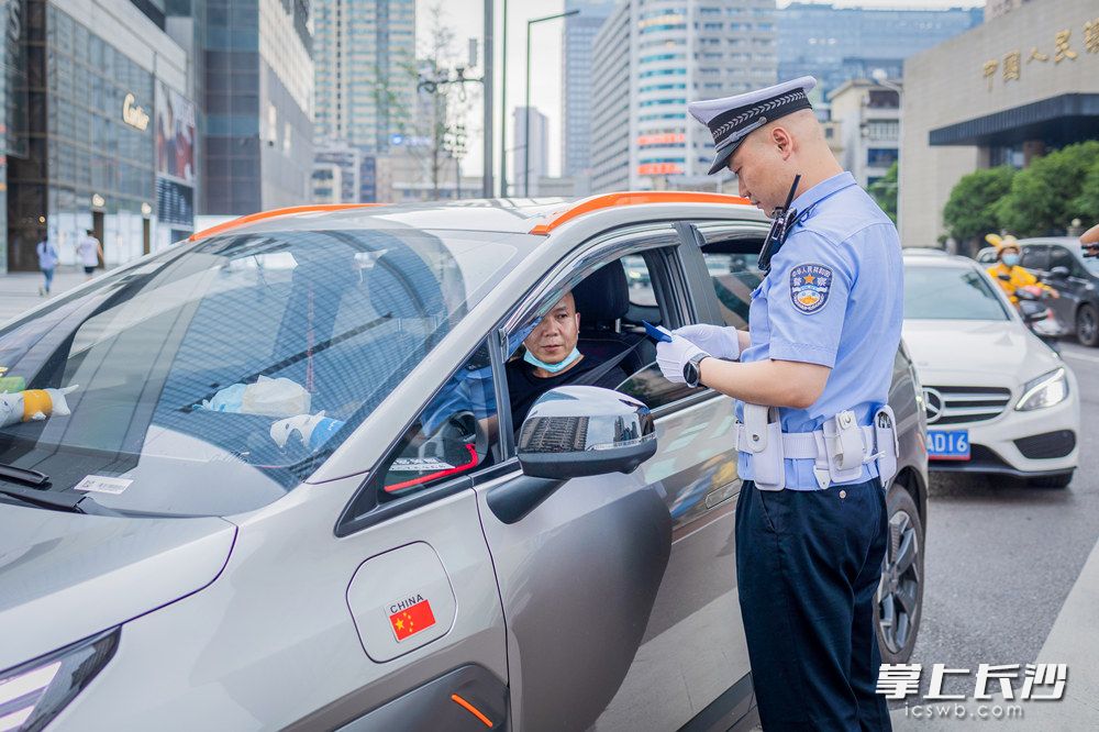 长沙街头现迷你交警，微观下的城市安全与温暖守护
