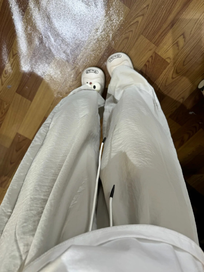 女生穿上弯刀裤后绷不住了
