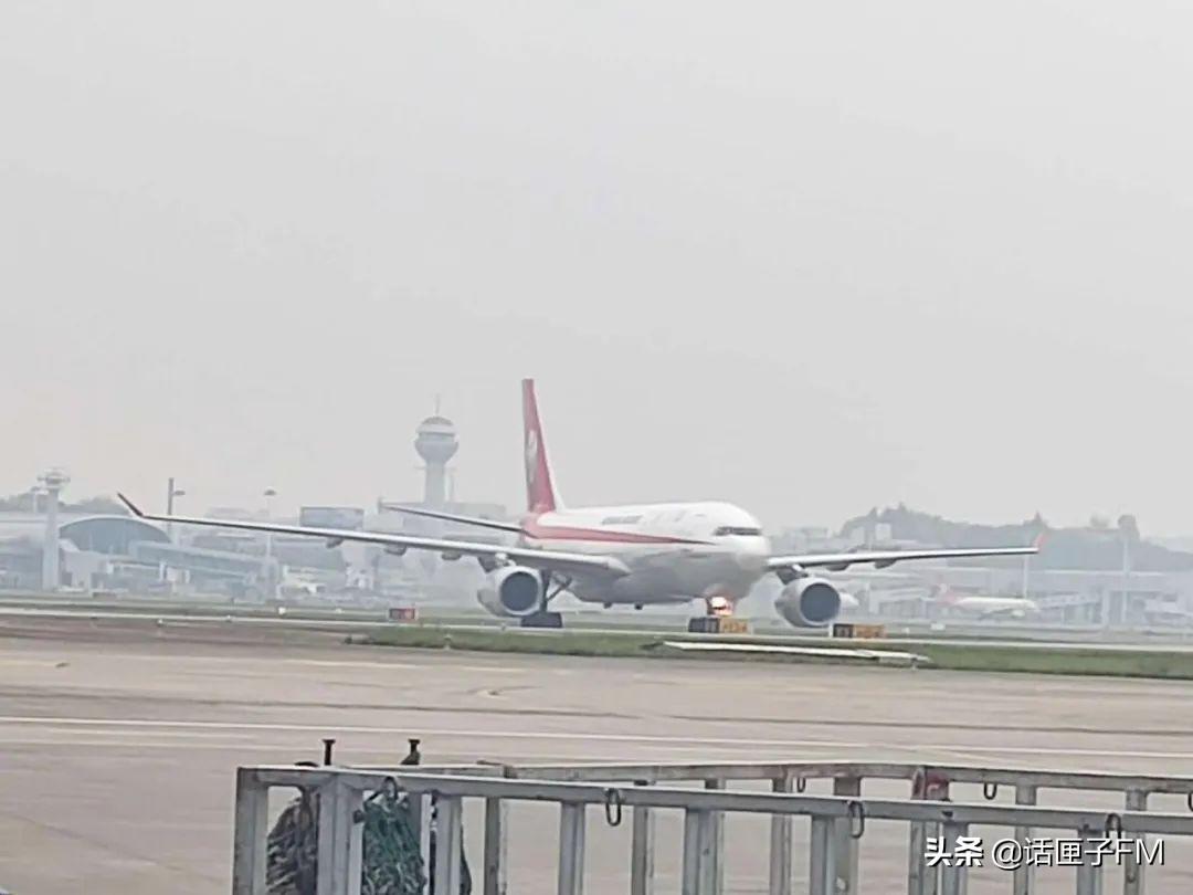 重庆起飞的航班，探索天际的旅程