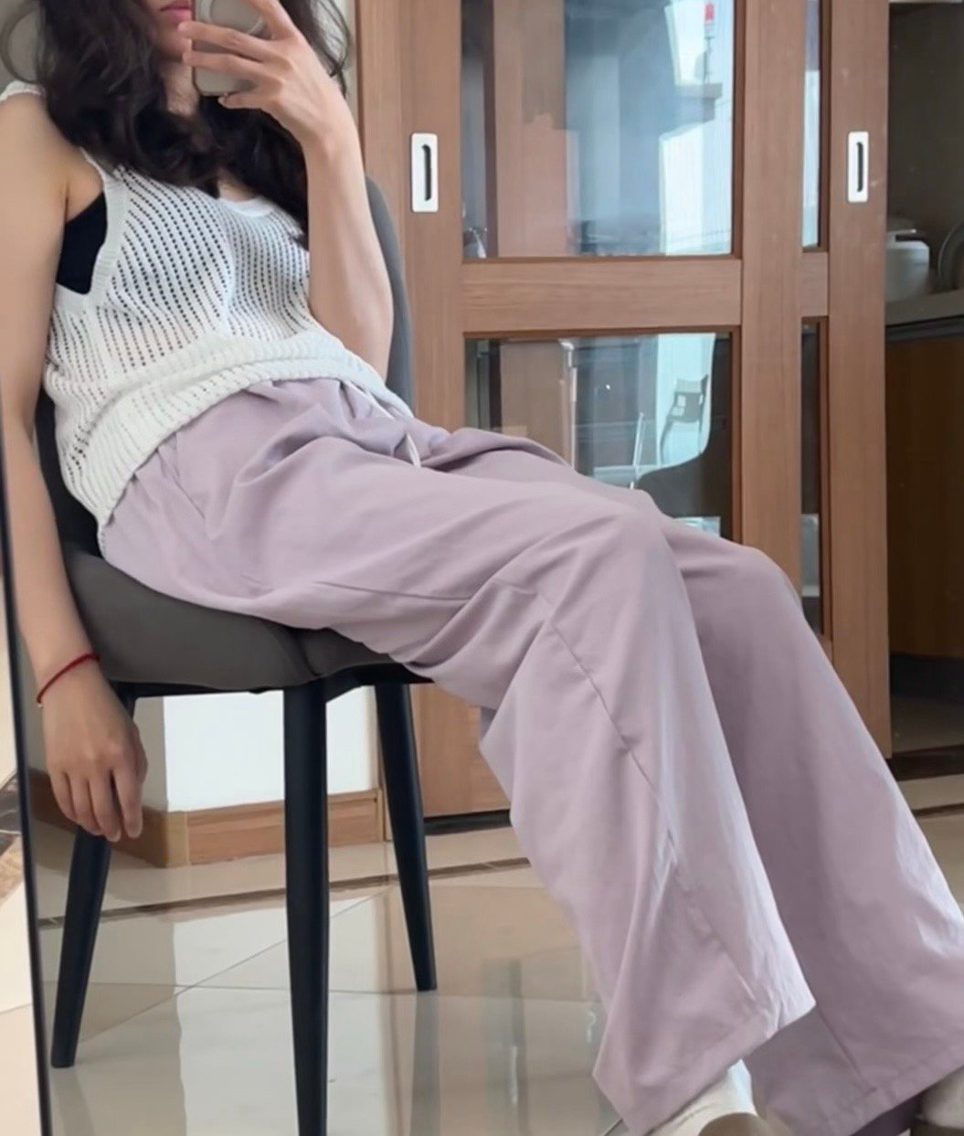 女生穿上弯刀裤后绷不住了视频