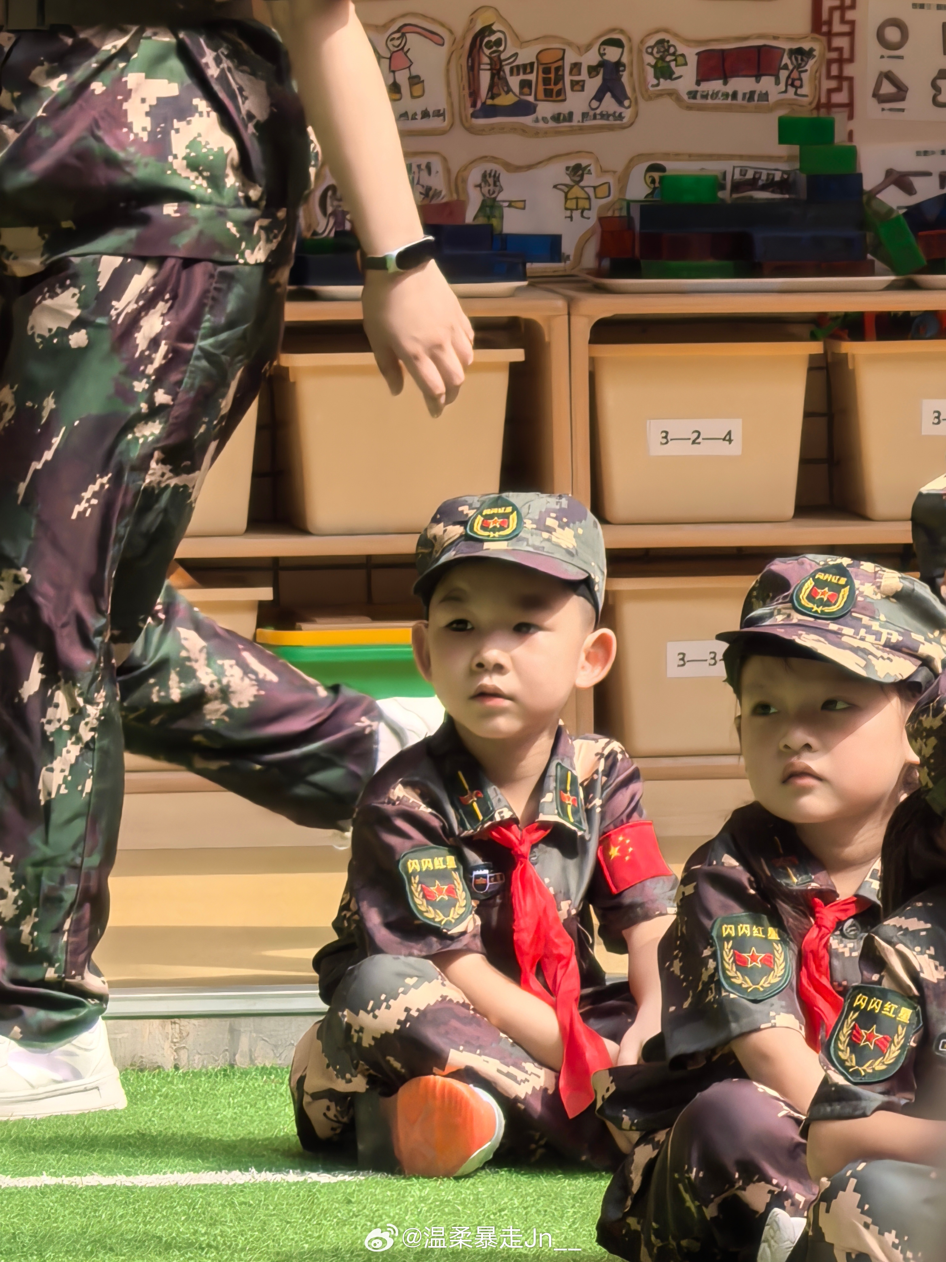 幼儿园小姑娘的甜蜜呼唤，兵哥哥害羞了